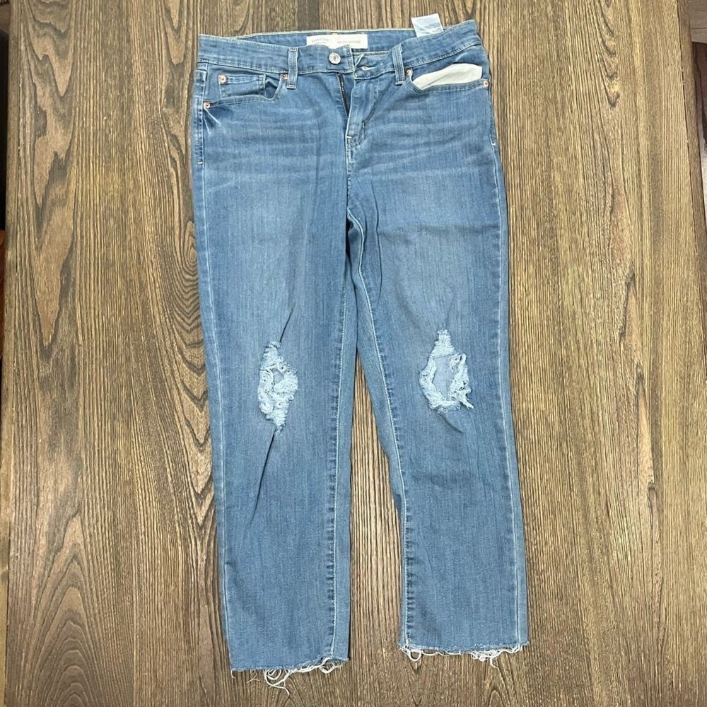 Levis Jeans Mid Rise Capris Boyfriend Distressed Denim Ligh Wash Blue Size 8 W29